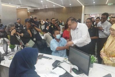 Anthony Loke beramah mesra dengan orang ramai di pejabat baharu JPJ Cawangan Bandar Tasik Selatan di TBS di Kuala Lumpur pada Isnin.