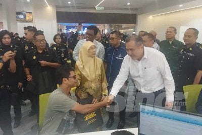 Anthony Loke beramah mesra dengan orang ramai di pejabat baharu JPJ Cawangan Bandar Tasik Selatan pada Isnin.