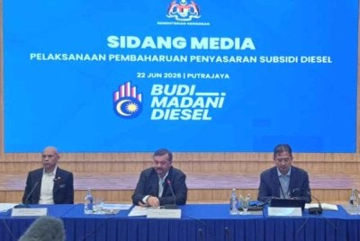 Amir Hamzah (tengah) pada sidang media Pelaksanaan Pembaharuan Penyasaran Subsidi Diesel di Bangunan Perbendaharaan, pada Isnin.