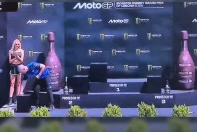Gatell bertindak mengalihkan botol arak yang diletakkan di posisi Hakim Danish sebelum majlis penyampaian trofi bermula.