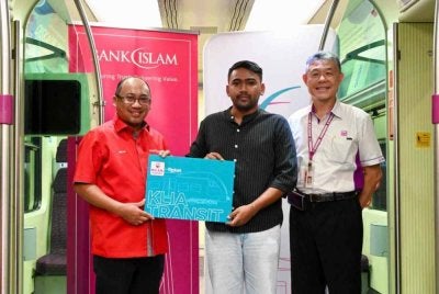 Pemenang hadiah utama Kempen Belanja dan Menang Bank Islam, Muhammad Ashraf Ansar Ahmad Khan (tengah) bergambar bersama Mizan (kiri) dan Pemangku Ketua Pegawai Eksekutif ERL, Yeow Wei Wen pada majlis penyampaian hadiah kempen yang diadakan di KL Sentral baru-baru ini.