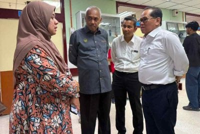 Khairudin (dua dari kiri) dan Azam (kanan) bertemu waris mangsa di HRPB pada Isnin.
