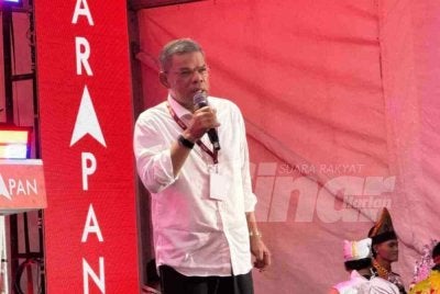  Saifuddin ketika berucap pada Majlis Pengumuman Calon PH bagi PRN Johor di Bukit Gambir pada malam Isnin.