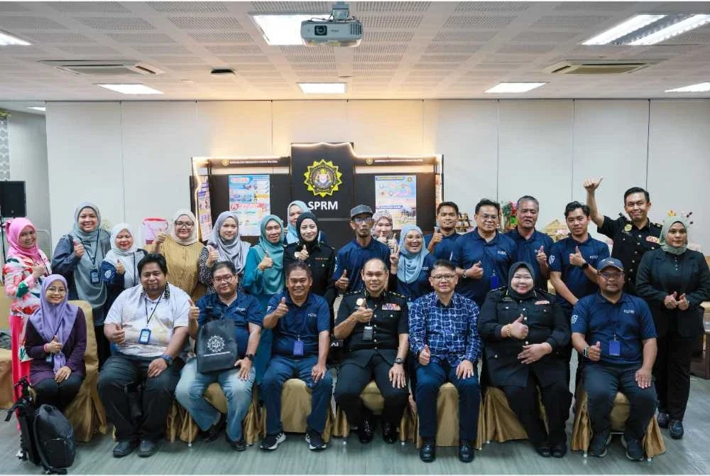 Hazrul Shazreen (tengah) merakam gambar bersama pengamal media Terengganu selepas sesi dialog di Pejabat SPRM Terengganu pada Isnin.