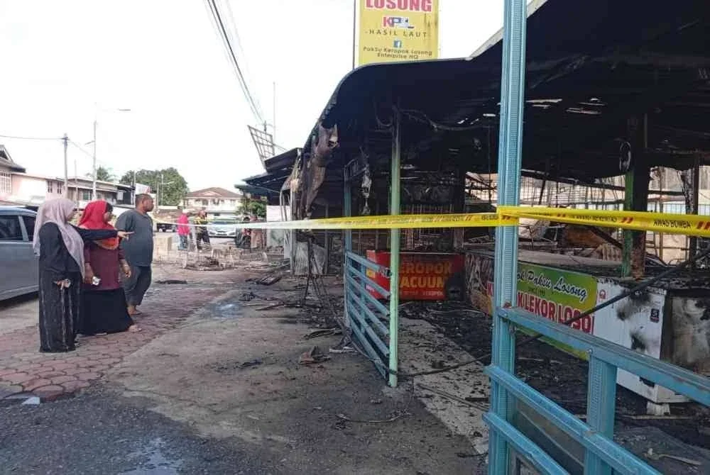 Premis jualan keropok lekor berusia 32 tahun di Losong Haji Su, Kuala Terengganu musnah dalam kebakaran dengan anggaran kerugian RM500,000.