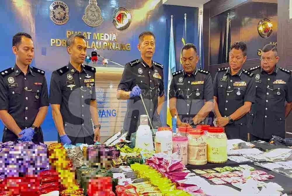 Dennis Lim (tiga dari kiri) menunjukkan dadah bernilai RM9.7 juta.