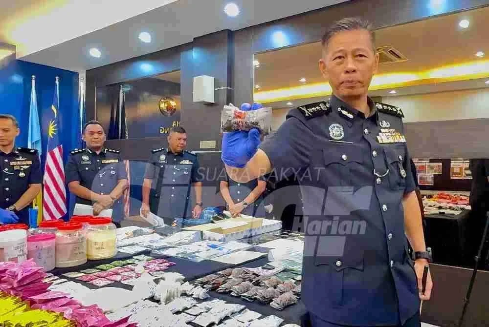 Dennis Lim menunjukkan dadah jenis 'Piu Piu' yang turut dirampas dalam serbuan pada 19 Jun lalu.