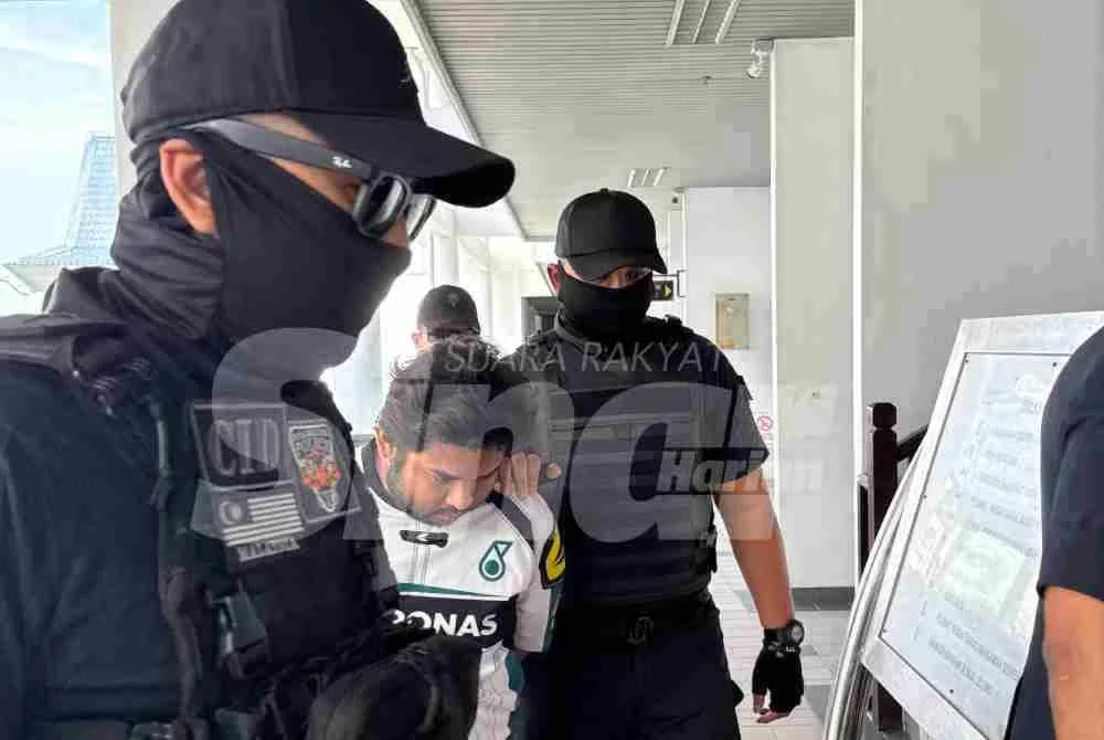 Tertuduh didakwa menggunakan sebilah pisau sebagai senjata maut ketika melakukan rompakan.
