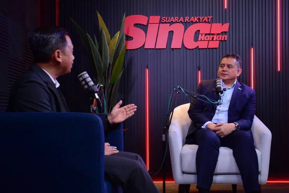 Mohamad Nizar (kanan) dalam program Podcast Sinar Harian yang dihoskan oleh Haizir di Kompleks Karangkraf, di sini.