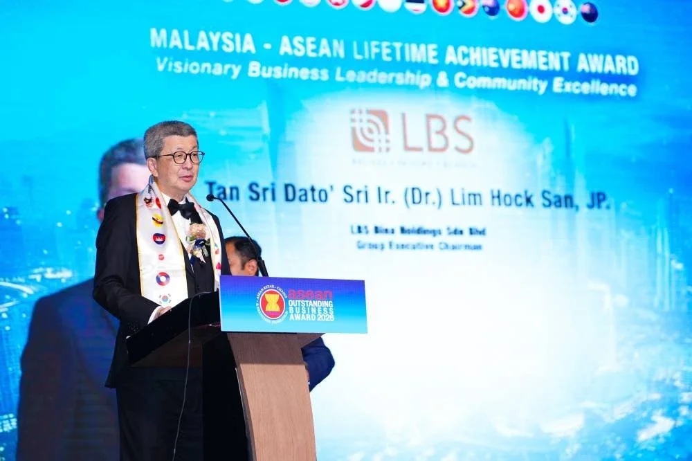 Lim Hock San menyampaikan ucapan penerimaannya selepas menerima Anugerah Pencapaian Sepanjang Hayat ASEAN di ASEAN Outstanding Business Award 2026, di mana beliau berkongsi nilai integriti, ketabahan, kerendahan hati dan tanggungjawab yang telah membimbing kepimpinannya dan terus membentuk LBS pada hari ini.