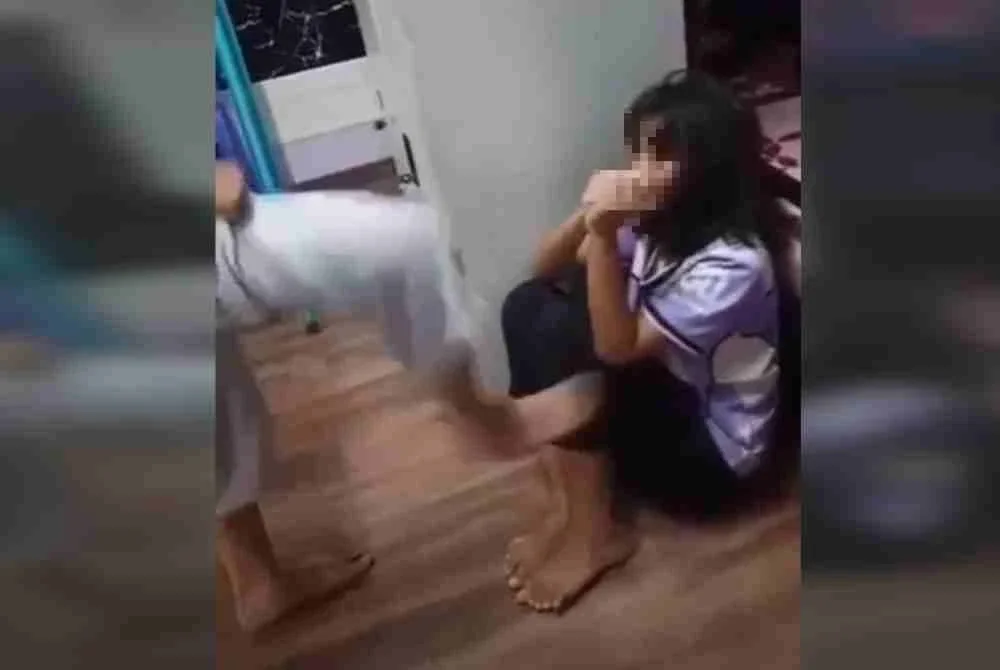 Video berdurasi satu minit 30 saat itu menunjukkan murid berkenaan dalam keadaan menangis dan rambutnya ditarik sebelum dibawa ke bilik air oleh murid yang membuli tersebut.