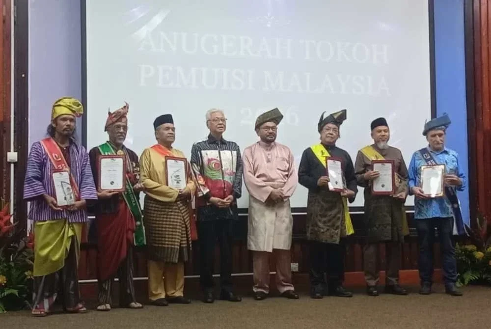 Dr Ismail Sabri (empat dari kiri) bersama enam penerima Anugerah Tokoh Pemuisi Malaysia 2026 sempena Sambutan HPM 2026 yang berlangsung di UiTM Cawangan Pahang Kampus Jengka, Bandar Pusat Jengka, Sabtu lalu.