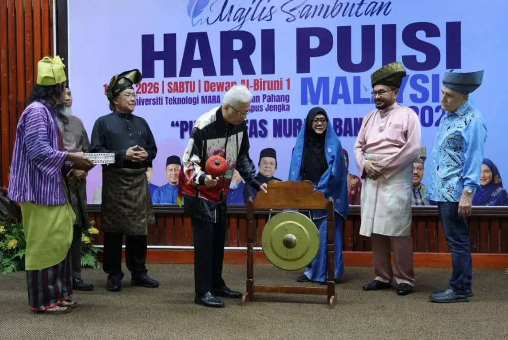 Dr Ismail Sabri menyempurnakan gimik perasmian sambutan HPM 2026 yang berlangsung di UiTM Cawangan Pahang Kampus Jengka, Bandar Pusat Jengka, Sabtu lalu.