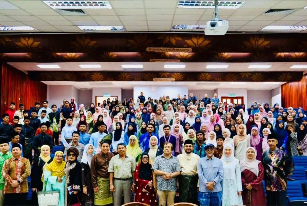 Antara sasterawan, pemuisi, pelajar universiti dan anggota masyarakat yang hadir memeriahkan sambutan HPM edisi keenam yqlang berlangsung di UiTM Kampus Jengka,Sabtu lalu.