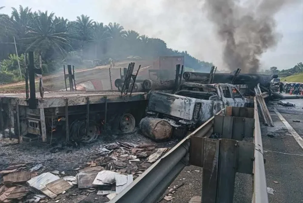 Operasi pemadaman melibatkan 10 anggota menggunakan sebuah jentera FRT serta sebuah EMRS. FOTO: Bomba Johor