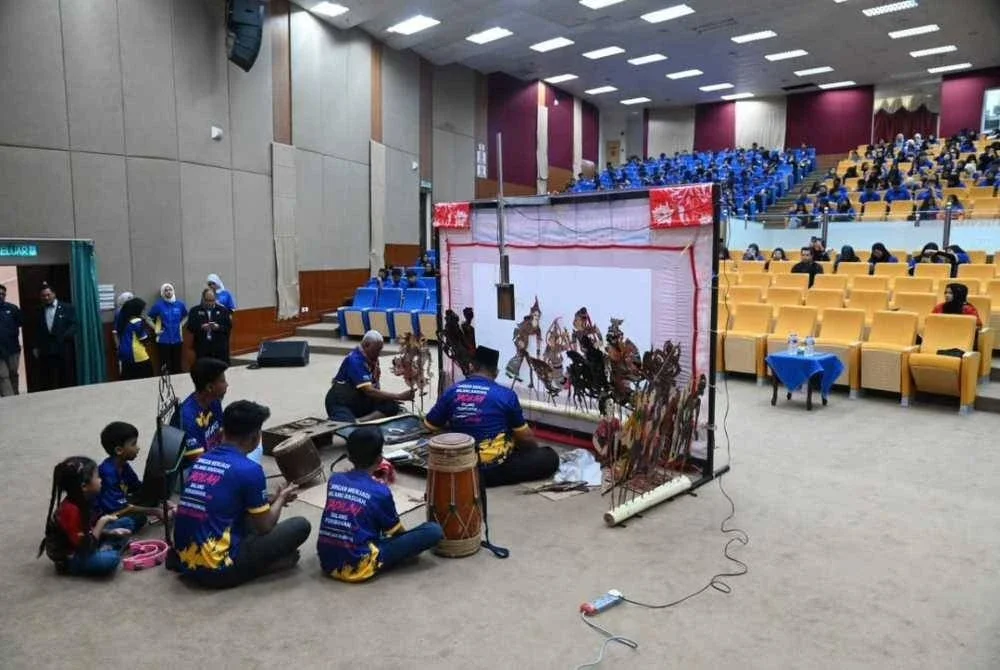 Persembahan Wayang Kulit Antirasuah bertajuk Wayang Rasuah: Bila Bayang Menjadi Gelap oleh Kumpulan Wayang Kulit Warisan Enam Saudara. - FOTO: UNIMAP
