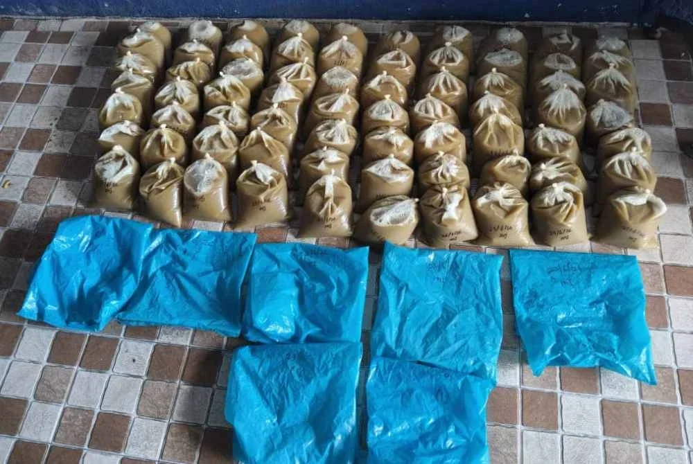 Antara bekalan air ketum yang dirampasa dalam serbuan di pelabuhan Tok Bali Pasir Puteh pada Selasa. 