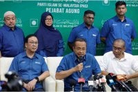 Ahmad Samsuri (duduk, tengah) pada sidang media selepas Mesyuarat Majlis Tertinggi Perikatan Nasional. Foto Bernama