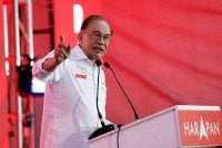 Perdana Menteri Datuk Seri Anwar Ibrahim merangkap Pengerusi Pakatan Harapan (PH) berucap pada Majlis Pengumuman Calon PH sempena Pilihan Raya Negeri (PRN) Johor Ke-16 di Padang Bukit Gambir Extreme Park, malam tadi. Foto Bernama. 