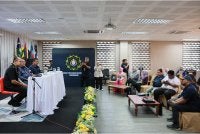 Hazrul Shazreen (kiri) ketika berucap pada sesi dialog bersama pengamal media di Pejabat SPRM Terengganu pada Isnin.
