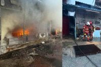 Anggota bomba berusaha memadamkan kebakaran melibatkan sebuah premis jualan keropok lekor di Losong, Kuala Terengganu dalam kebakaran awal pagi Selasa.