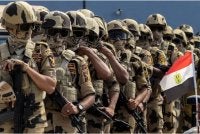 Anggota pasukan khas tentera Mesir berkawal berhampiran penghadang konkrit yang menandakan sempadan antara Mesir dan Semenanjung Gaza di Rafah, timur wilayah Sinai Utara, pada 20 Oktober 2023. - Foto: AFP