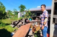 Boon Piow melihat keadaan salah satu rumah yang terjejas akibat ribut yang melanda kawasan Bercham pada Selasa.