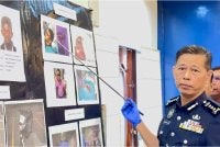 Dennis Lim menunjukkan kecederaan yang dihadapi mangsa.
