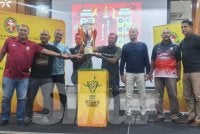 Zuraidi (empat dari kanan) bersama beberapa pemain legenda Kedah pada pelancaran Liga Kedah pada malam Isnin.