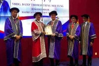 Mohd Fuzi (dua dari kiri) sambil diiringi Rosli (dua dari kanan) menyampaikan sijil pelantikan kepada salah seorang penerima di Auditorium Dato’ Abdul Majid, IKMa pada Selasa.