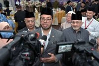Dr Zulkifli ketika ditemui pemberita selepas Majlis Penyampaian Amanat dan Watikah Pelantikan Anggota Jawatankuasa Kariah Masjid dan Surau Jumaat Wilayah-Wilayah Persekutuan di Masjid Al-Khadijah, Pantai Dalam, Kuala Lumpur pada Selasa.
--fotoBERNAMA (2026) HAK CIPTA TERPELIHARA