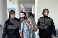 Puhnitha Devi (tengah) mengaku tidak bersalah terhadap semua pertuduhan ke atasnya di Mahkamah Sesyen Ayer Keroh pada Selasa.