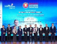 Lim Hock San (empat dari kanan) merangkul Anugerah Pencapaian Sepanjang Hayat ASEAN – Kepimpinan Perniagaan Berwawasan & Kecemerlangan Komuniti di ‘ASEAN Outstanding Business Award 2026’ sebagai pengiktirafan terhadap sumbangan cemerlang beliaus dalam kepimpinan perniagaan, pembangunan komuniti, dan kemajuan serantau di seluruh ASEAN.
