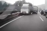 Tangkap layar video tular sebuah lori emenahan sebuah bas ekspres daripada terbabas dalam kejadian berhampiran Terowong Menora pada 15 Jun lalu. 
