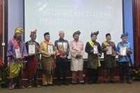 Dr Ismail Sabri (empat dari kiri) bersama enam penerima Anugerah Tokoh Pemuisi Malaysia 2026 sempena Sambutan HPM 2026 yang berlangsung di UiTM Cawangan Pahang Kampus Jengka, Bandar Pusat Jengka, Sabtu lalu.