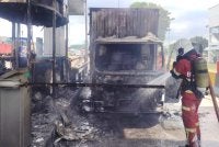 Anggota bomba memadamkan kebakaran melibatkan sebuah lori dan pondok tol di Plaza Tol Sungai Ramal menghala ke Jalan Reko, Kajang pada Selasa.