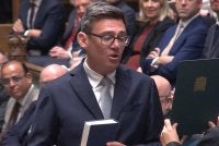 Andy Burnham mengangkat sumpah selepas memenangi pilihan raya kecil baru-baru ini. Foto: AFP