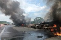 Seorang pemandu treler maut dalam kemalangan melibatkan enam kenderaan di Kilometer 31.9 Lebuhraya PLUS arah selatan selepas kawasan R&R Kulai pada Selasa. - FOTO: Bomba Johor 