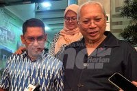 Annuar (kanan) bersama Naib Presiden Bersatu, Datuk Seri Ahmad Faizal Azumu (tengah) Ketika ditemui selepas selesai Mesyuarat Agihan Kerusi PN bagi PRN Johor di Pejabat Agung Pas pada Selasa.