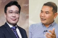 John (gambar kiri) berkata, rakyat kini lebih berminat melihat rekod pencapaian dan pelaksanaan dasar berbanding retorik atau teori yang tidak dapat diterjemahkan kepada manfaat nyata.