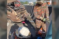 Anggota bomba menjalankan pemantauan dan menstabilkan keadaan mangsa sebelum diserahkan kepada pasukan Kementerian Kesihatan Malaysia (KKM) untuk tindakan lanjut. Foto JBPM Perak