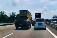 Tangkap layar video tular yang memaparkan sebuah Toyota Hilux dan Perodua Viva dipandu secara melulu. - Foto tular 