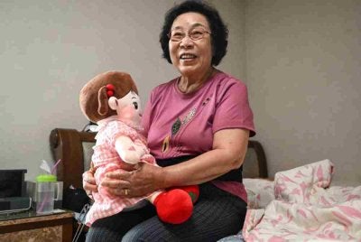 Chun-ja menghabiskan hari-harinya bersama Hyodol yang kini menjadi teman kesayangannya.