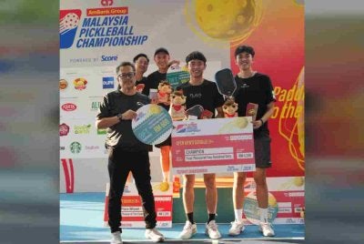 James (kiri) menyampaikan hadiah kepada Er Yang (tengah) dan Farreez (kanan) sempena Kejohanan Pickleball Malaysia AmBank 2026.
