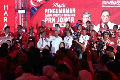 Anwar semasa bergambar kenangan bersama 56 orang calon pilihan raya pada majlis Pengumuman Calon Pakatan Harapan Pilihan Raya Negeri Johor Ke-16 di Bukit Gambir. Foto Bernama