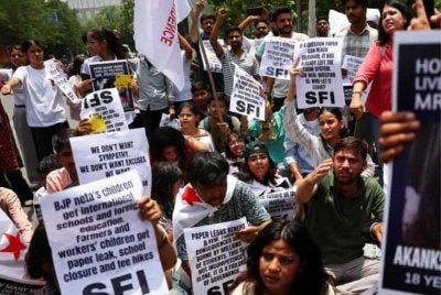 Gelombang protes di beberapa bandar utama di India selepas skandal soalan bocor terbongkar. Foto: Media sosial