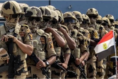 Anggota pasukan khas tentera Mesir berkawal berhampiran penghadang konkrit yang menandakan sempadan antara Mesir dan Semenanjung Gaza di Rafah, timur wilayah Sinai Utara, pada 20 Oktober 2023. - Foto: AFP