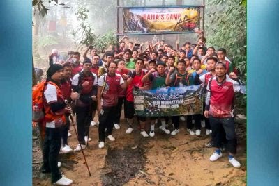 Seramai 55 pelajar MTSM Nipah, Bachok berjaya menawan tiga puncak utama di Gunung Stong dalam tempoh 11 jam setengah, selain melengkapkan bacaan khatam al-Quran 30 juzuk menerusi telefon pintar sepanjang program Kem Mukhayyam Tarbawi 2026 yang berlangsung selama tiga hari dua malam.