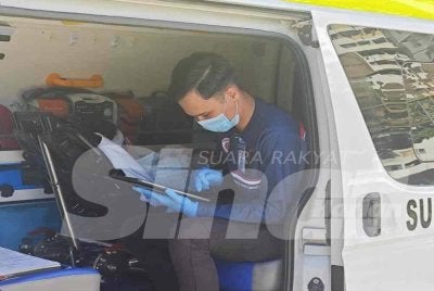 Mangsa dibawa ke hospital untuk rawatan laniut.