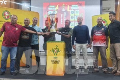 Zuraidi (empat dari kanan) bersama beberapa pemain legenda Kedah pada pelancaran Liga Kedah pada malam Isnin.
